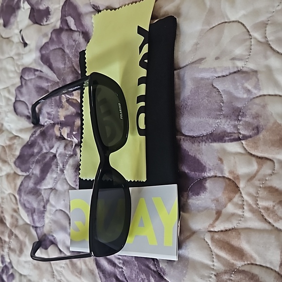 NWT Quay Australia Sunglasses Vibe Check Black Frame Black Polarized Lens - Picture 5 of 11